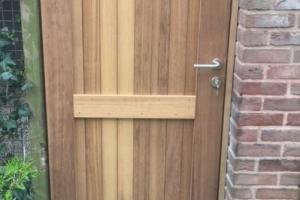 masieve poort achterzijde